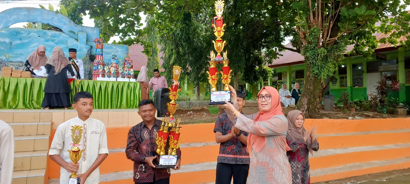Bonus Kejutan Akhir Semester! Piala LOBB AKSARA Season 1 Resmi Diserahkan ke Madrasah Bertepatan Hari Rapor