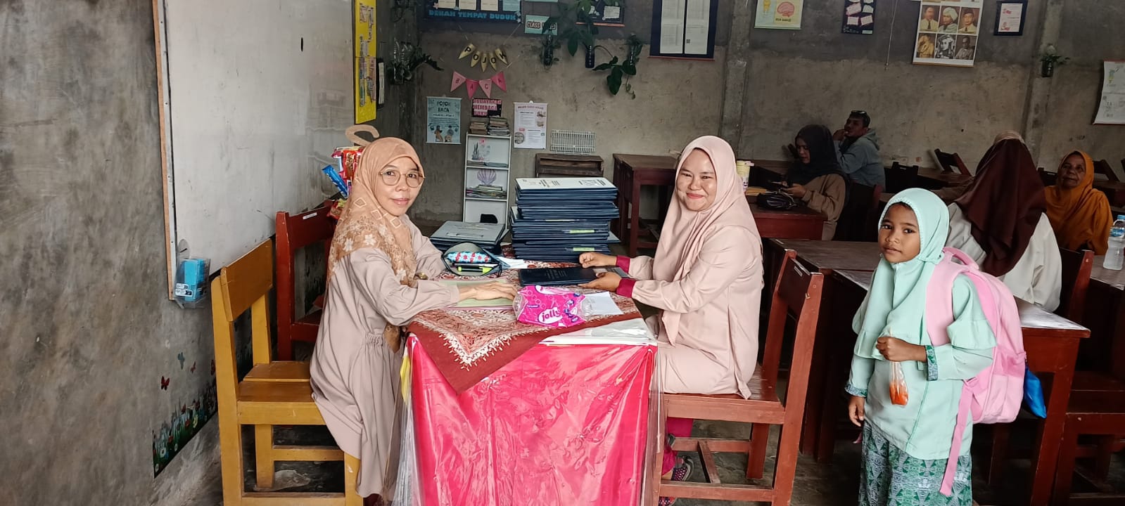 Banjir Senyuman Bahagia! Intip Keseruan Kolaborasi Wali Kelas dan Orang Tua di Hari Ambil Rapor MTsN 3 Kota Padang