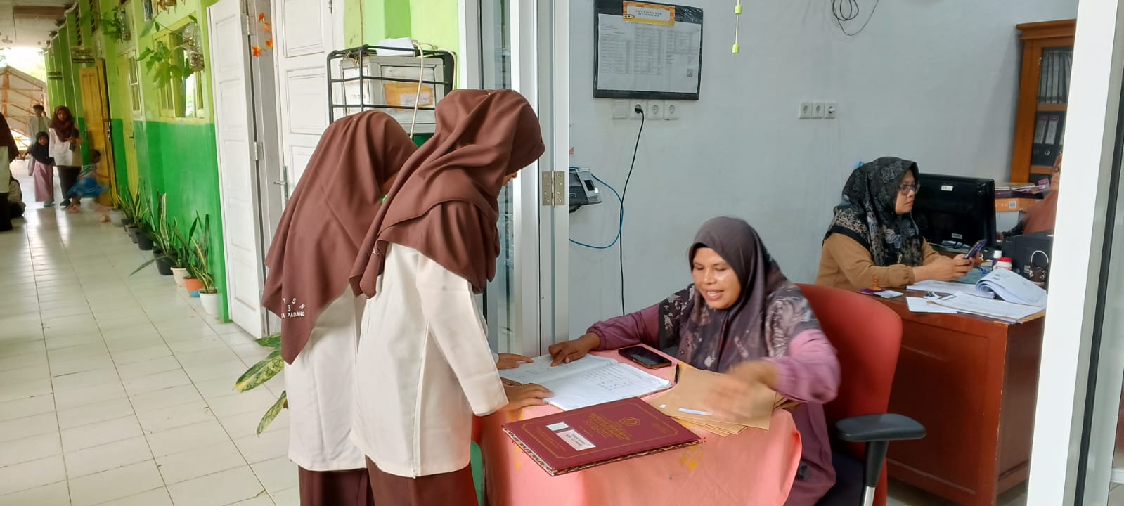 Babak Baru Dimulai! Murid Kelas IX MTsN 3 Kota Padang Serbu PTSP Jemput Surat Keterangan Lulus (SKL)