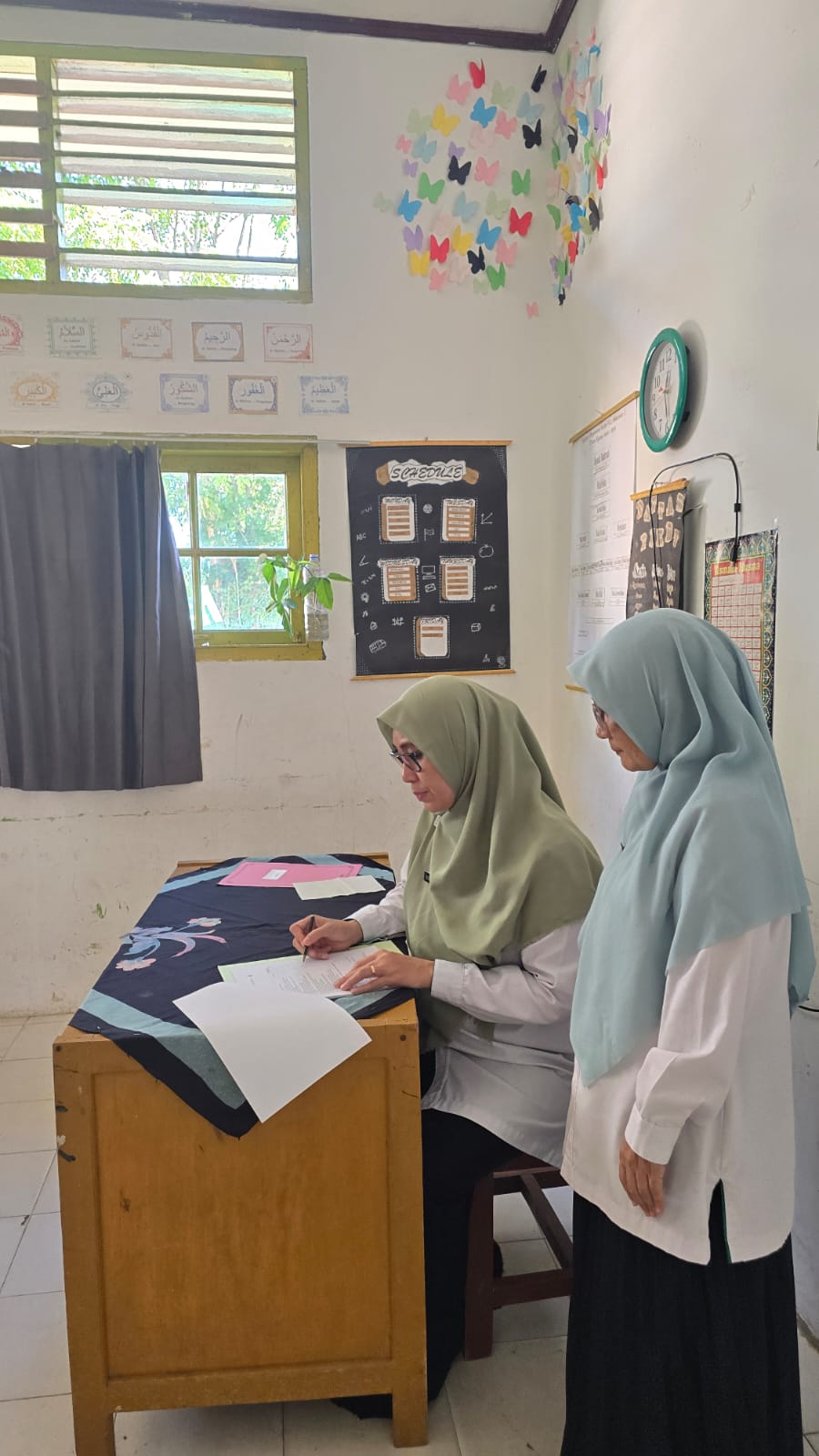 Tingkatkan Mutu Kelas: Nurhidayati Turun Lapangan Lakukan Supervisi Wali Kelas 7.1 dan 8.3!