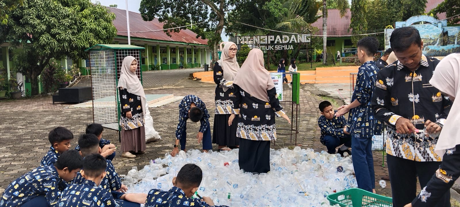 Ubah Sampah Jadi Cuan! Bank Sampah MTsN 3 Kota Padang Gelar “Panen Raya” Botol Plastik Lewat Program Ekoteologi
