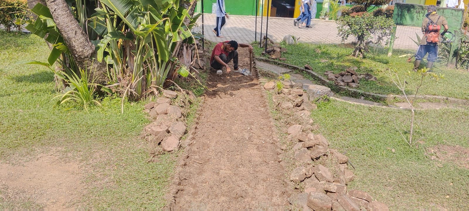 Wajah Baru MTsN 3 Kota Padang: Proses Perbaikan Taman Resmi Dimulai!