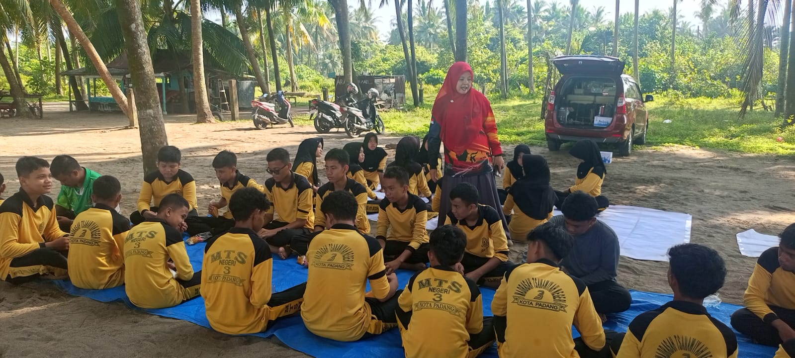 Lepas Penat dan Bangun Karakter, Tim BK MTsN 3 Kota Padang Gelar Outbound Edukatif di Pasir Jambak