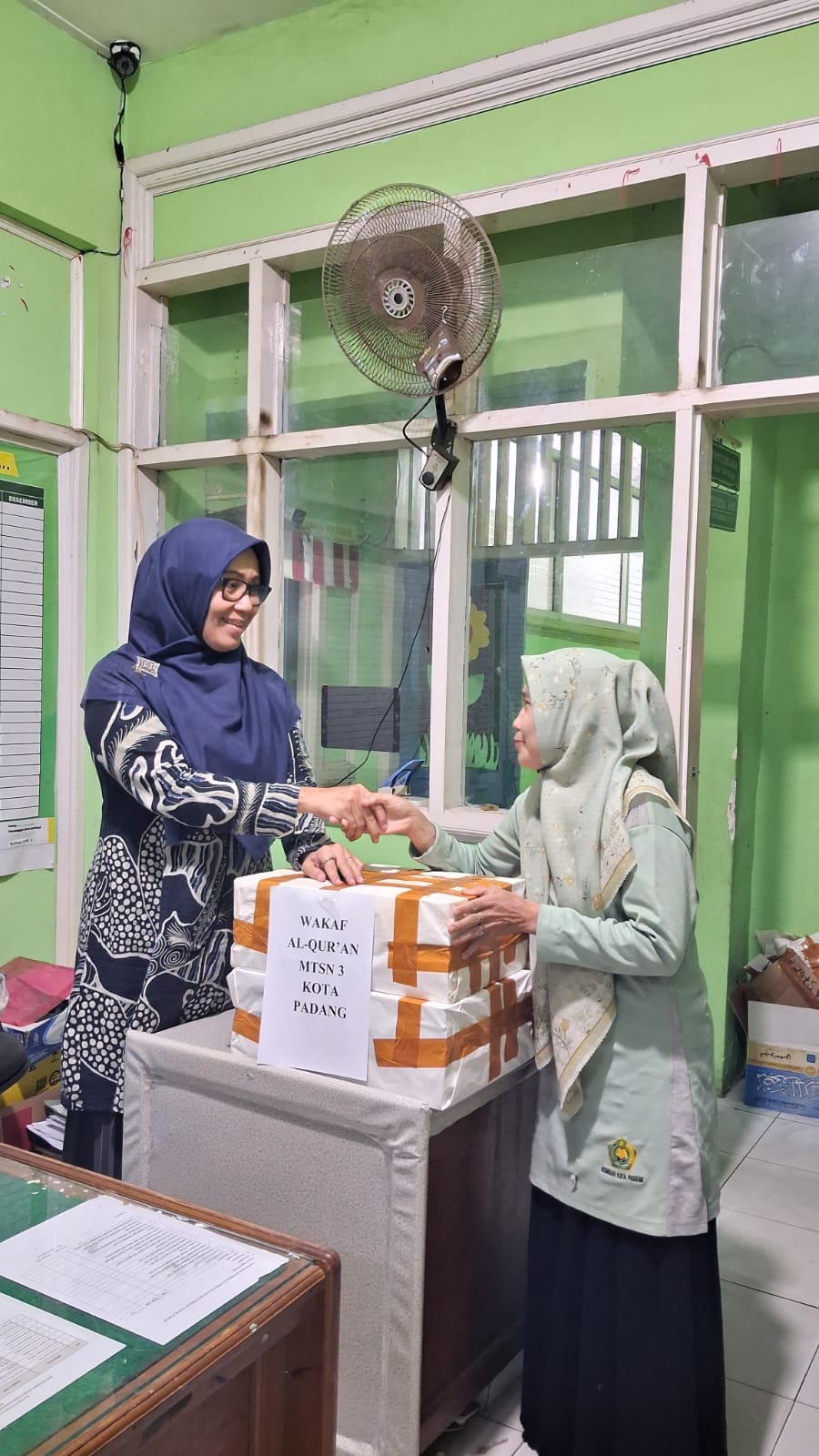 Berkah Awal Musim Baru: Keluarga Besar ASN MTsN 3 Kota Padang Salurkan Wakaf 67 Mushaf Al-Qur’an lewat Kemenag Kota Padang