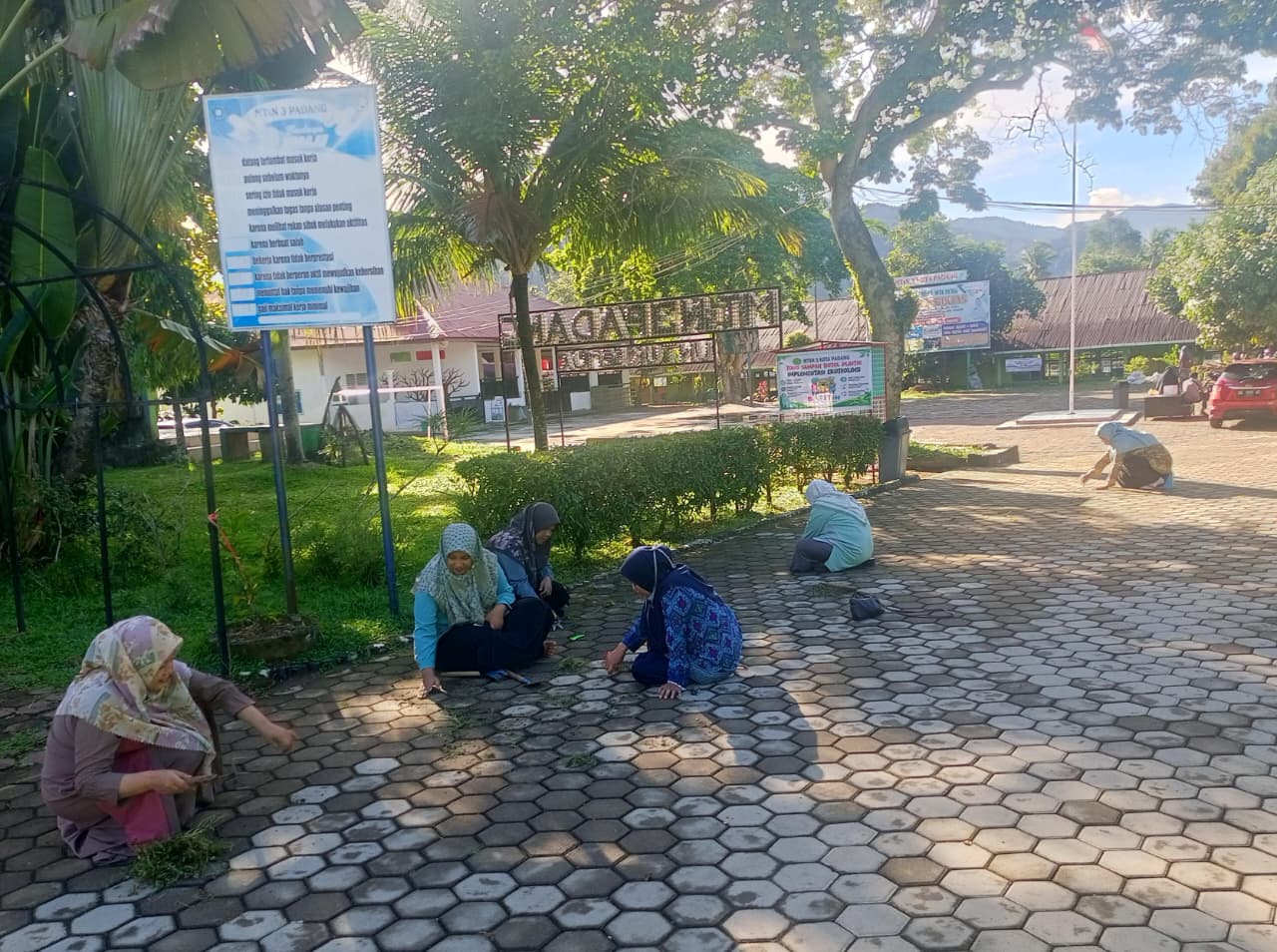 Libur Tetap Ngegas! Guru dan Pegawai MTsN 3 Kota Padang Kompak Gelar Aksi Peduli Lingkungan “Bakameh”