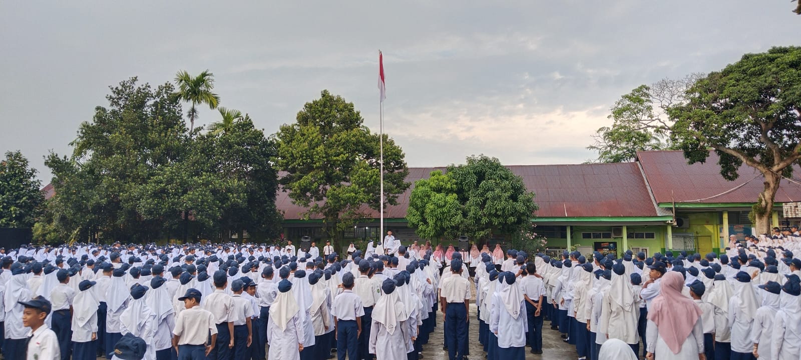 Upacara Bendera MTsN 3 Kota Padang: Kelas IX.1 Tampil Memukau, Pembina Tekankan Pentingnya Kedisiplinan