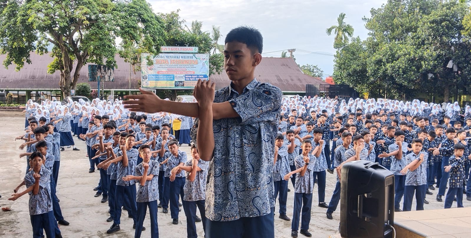 Bakar Semangat Pagi, Ratusan Siswa MTsN 3 Kota Padang Kompak Gelar “Senam Anak Indonesia Hebat”