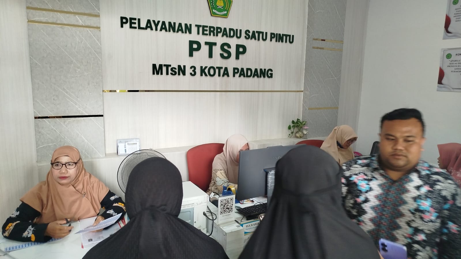 Pastikan Tepat Sasaran, MTsN 3 Kota Padang Verifikasi Berkas Seragam Gratis untuk Siswa Kurang Mampu