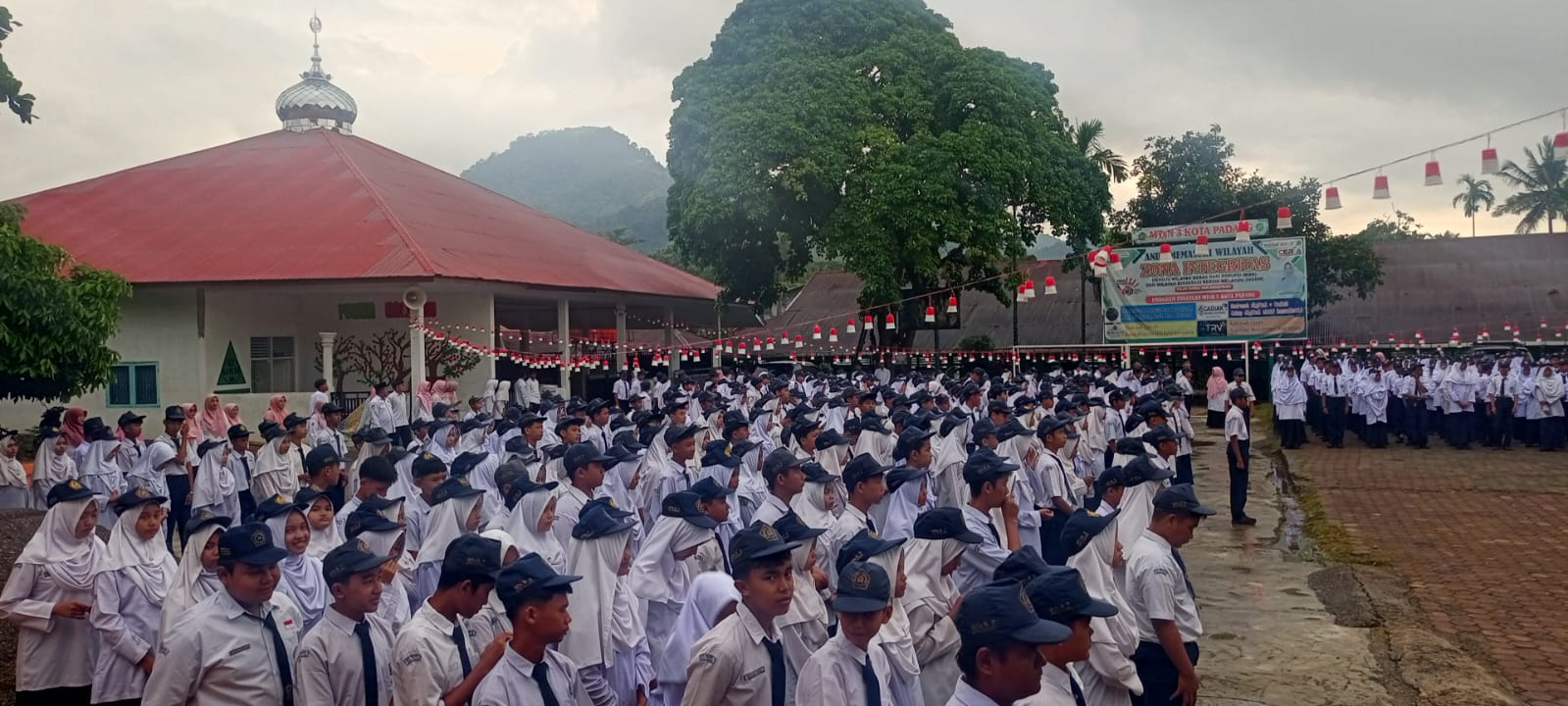 Tingkatkan Kedisiplinan Belajar dan Ibadah, Upacara Bendera di MTsN 3 Kota Padang Berlangsung Khidmat