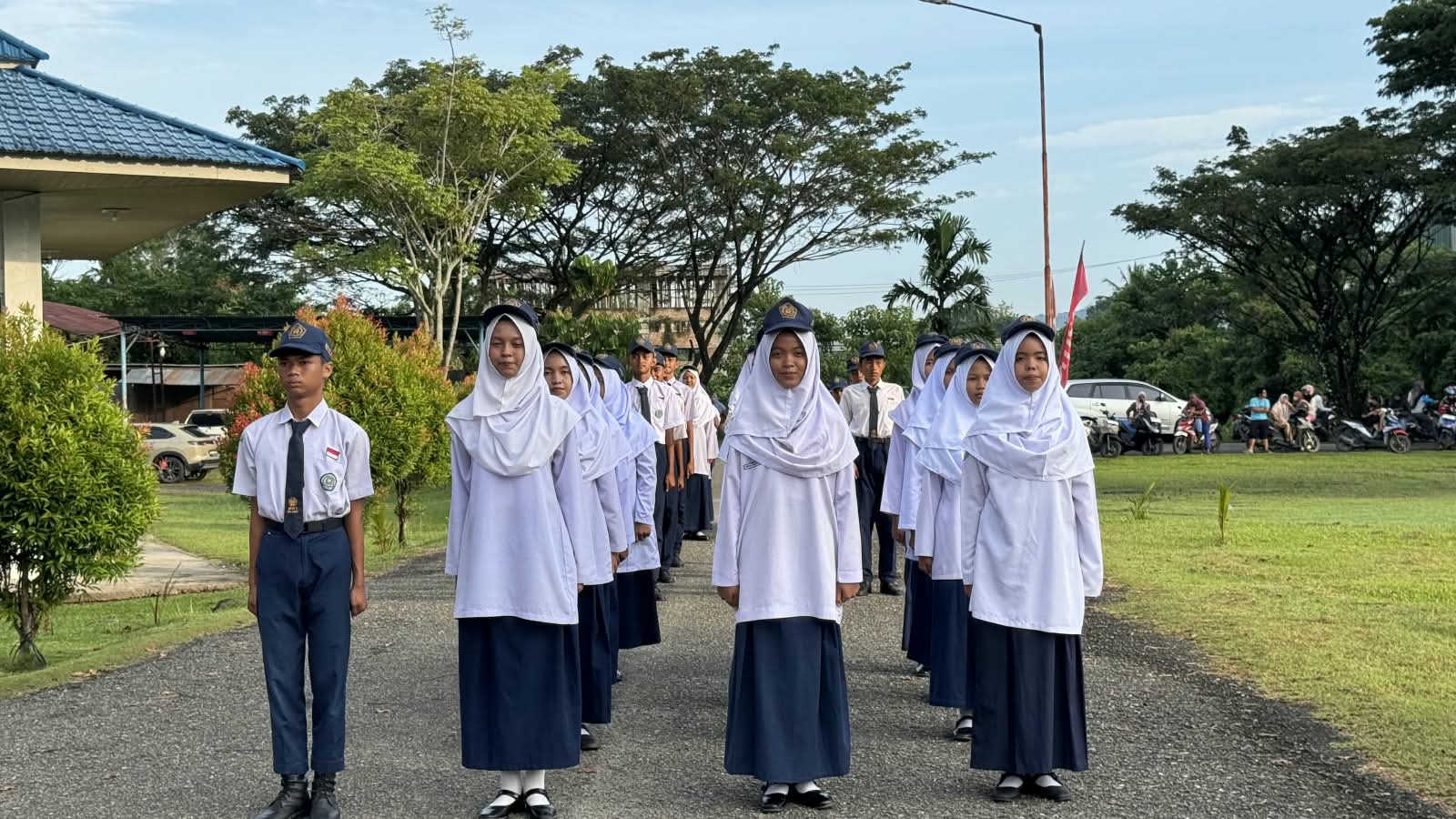 Paskibra MTsN 3 Kota Padang Sukses Kibarkan Merah Putih di Lapangan TVRI Sumbar