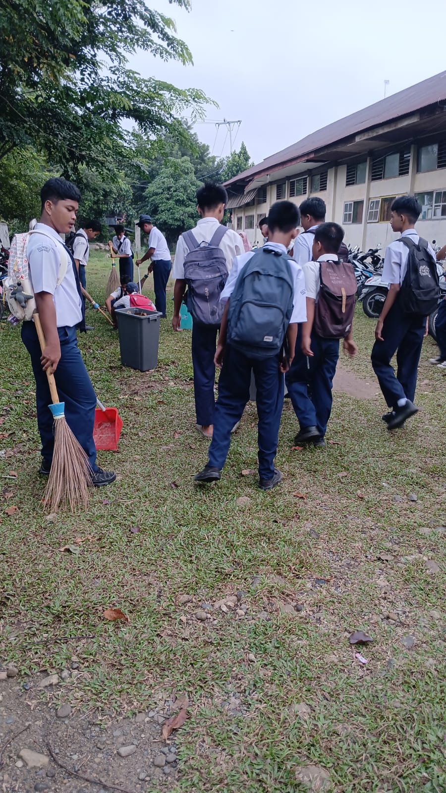 Tumbuhkan Kepedulian Lingkungan, Siswa MTsN 3 Kota Padang Antusias Gelar Aksi Bakameh