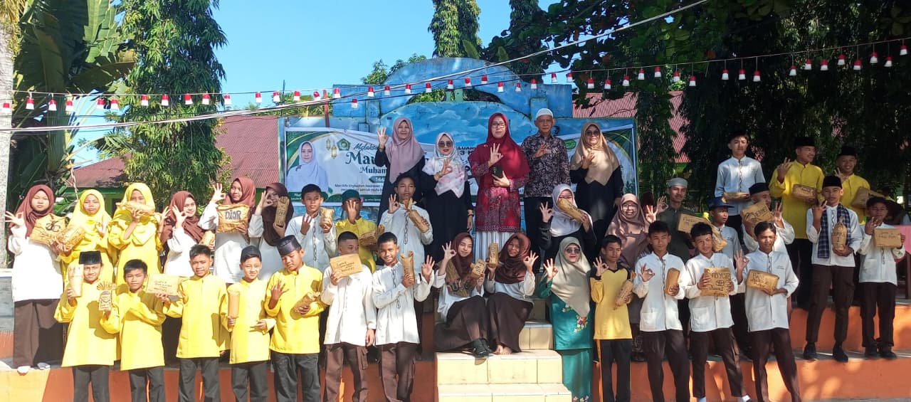 Apresiasi Semangat Kemerdekaan, MTsN 3 Kota Padang Serahkan Reward Pemenang Lomba 17-an