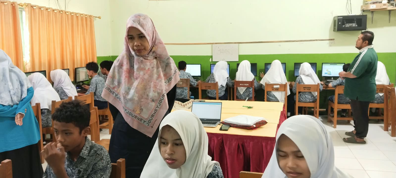 Siapkan Mental dan Kemampuan Akademik, 250 Siswa MTsN 3 Kota Padang Ikuti Try Out TKA Berbasis Komputer
