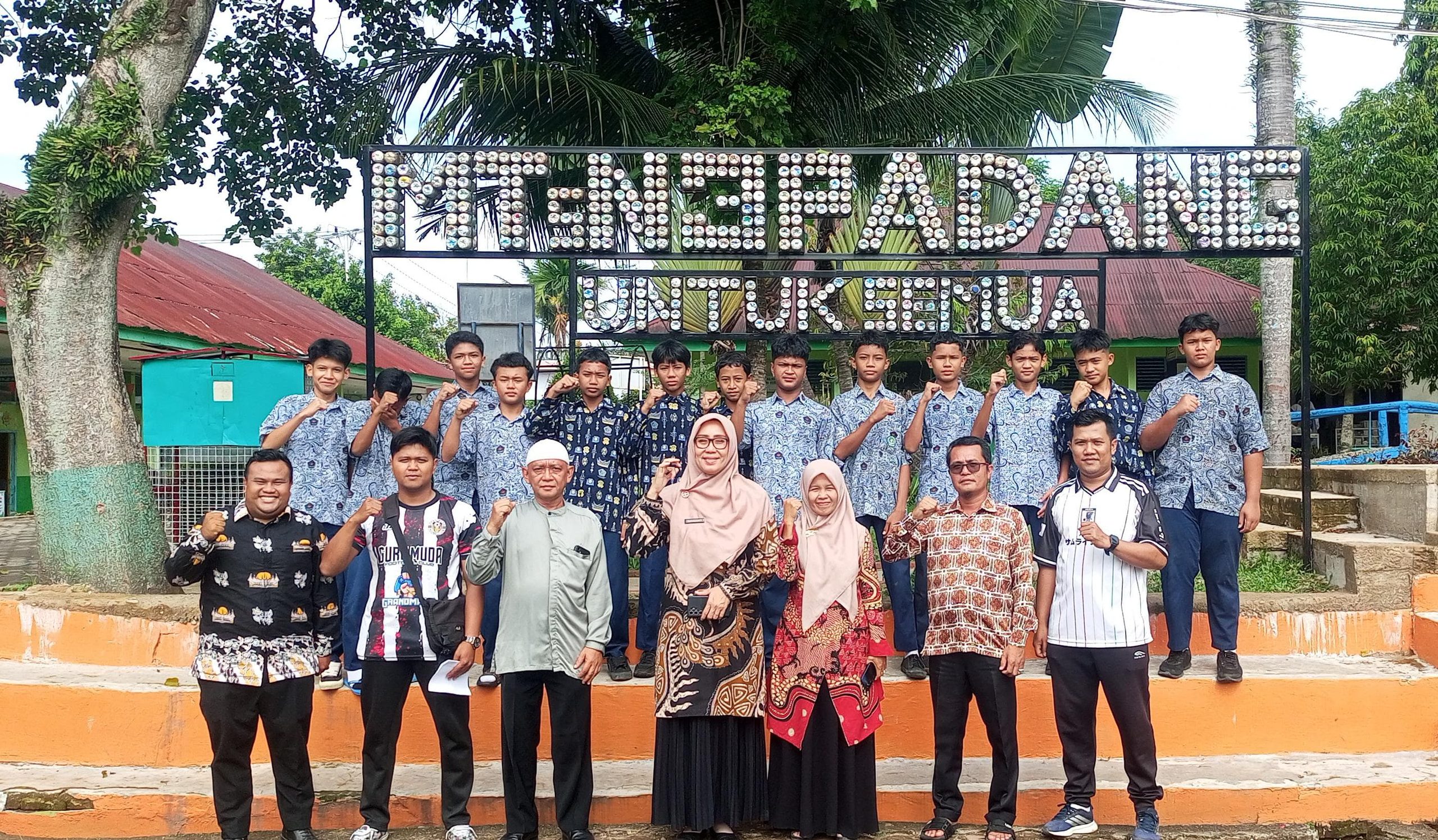 Laga Spendusa Cup: Kepala MTsN 3 Kota Padang Lepas Tim Futsal dengan Pesan Sportivitas