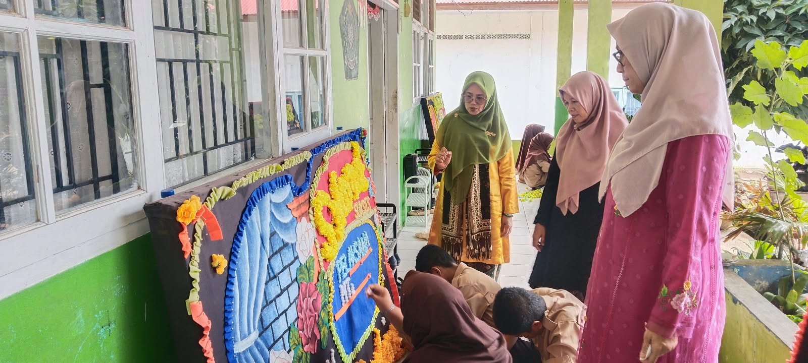 Asah Jiwa Mandiri Siswa, Kepala MTsN 3 Kota Padang Pantau Langsung Usaha Papan Bunga