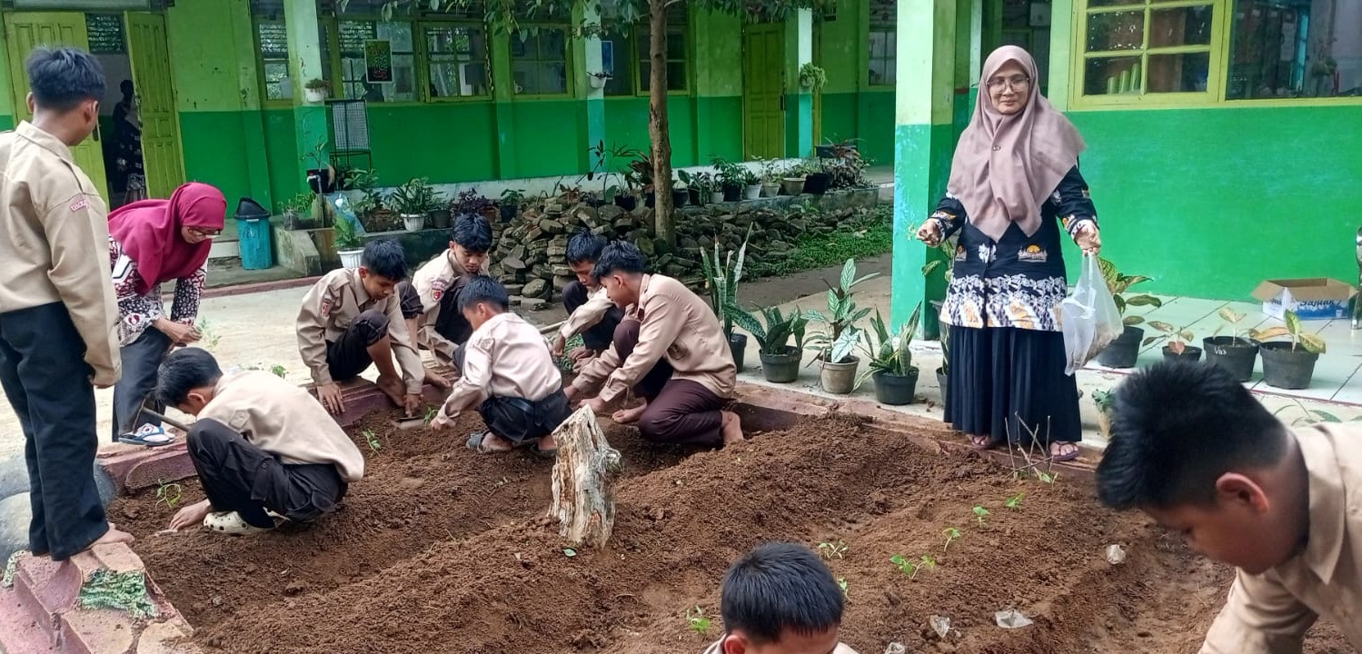 Menanam Hari Ini Menuai Hari Depan, Siswa MTsN 3 Kota Padang Semarakkan Praktik Berkebun